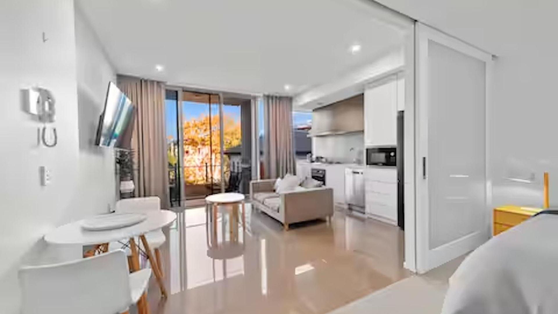 Apartment South 1br W-parking Wi-fi Dining *