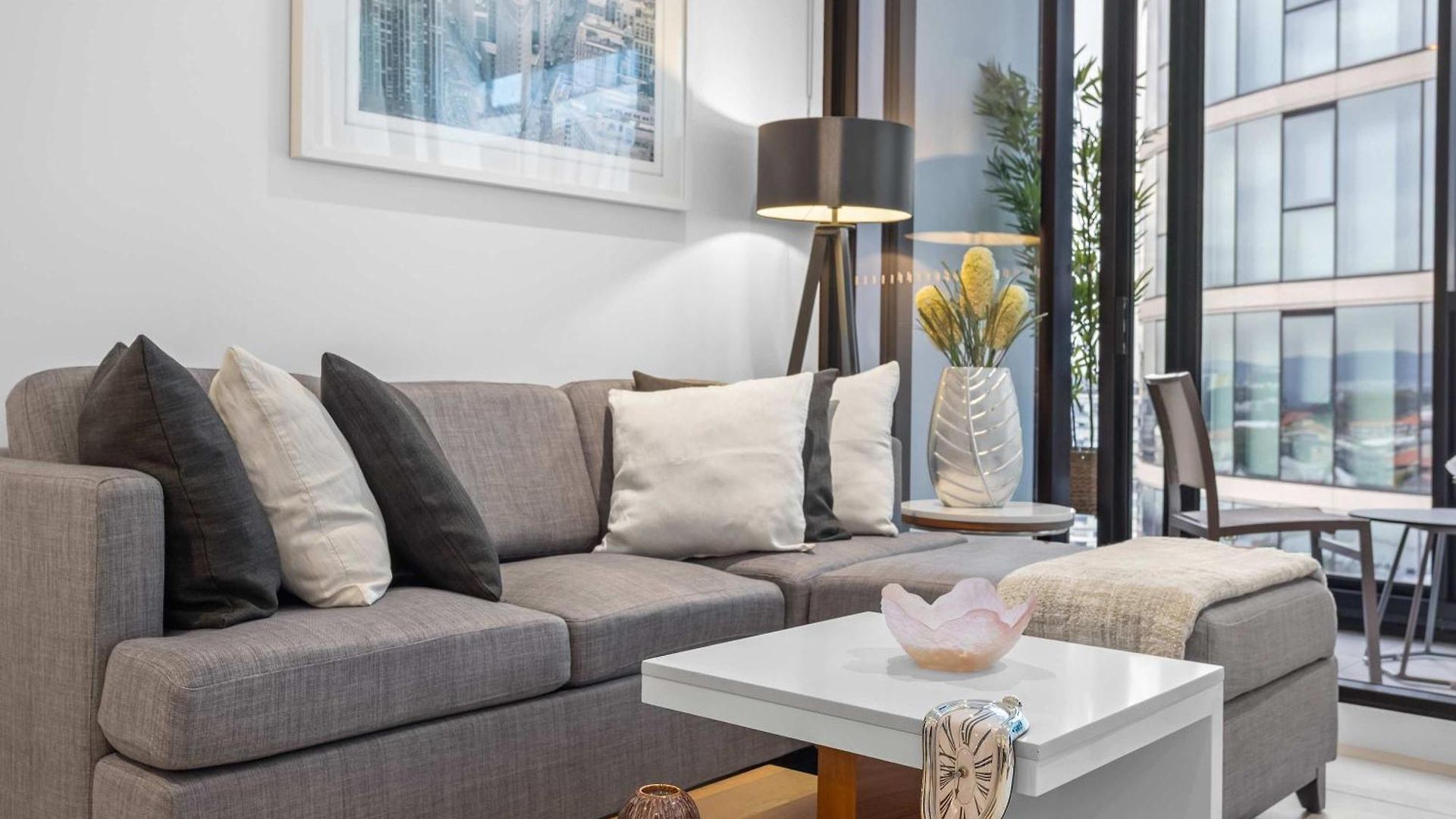 Stylish Valley In Hub Apartment