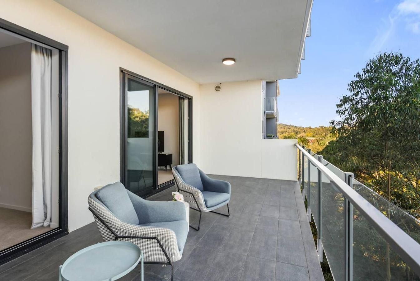 Apartment Stylish Escape 2 Ensuites Balcony Near Shops