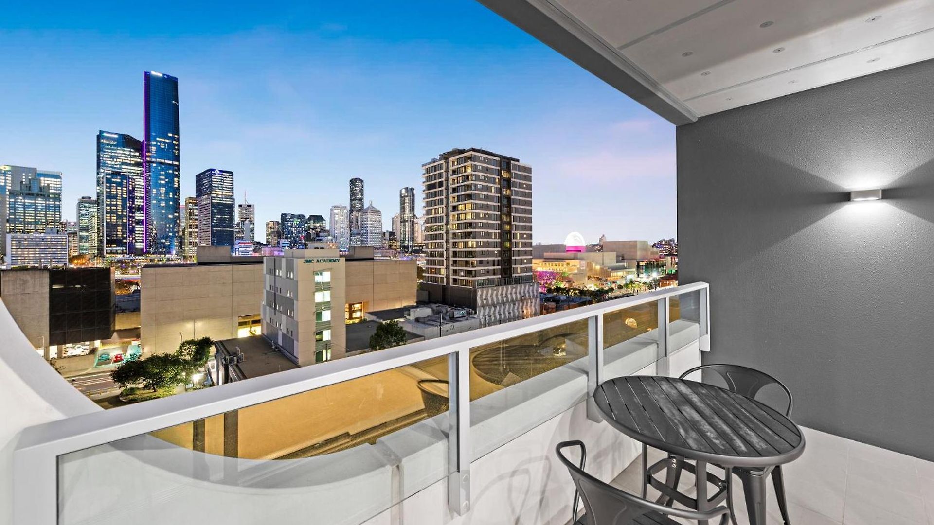 The Arthouse Nest Serene 1br Living