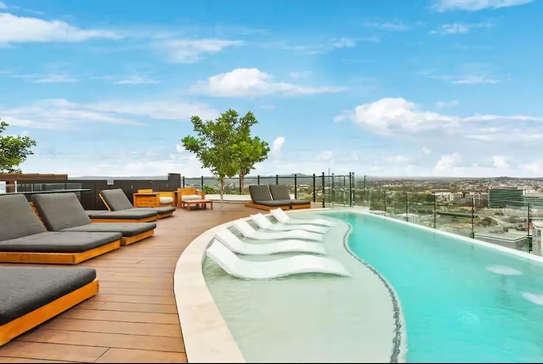 Luxury W Rooftop Pool Apartment *