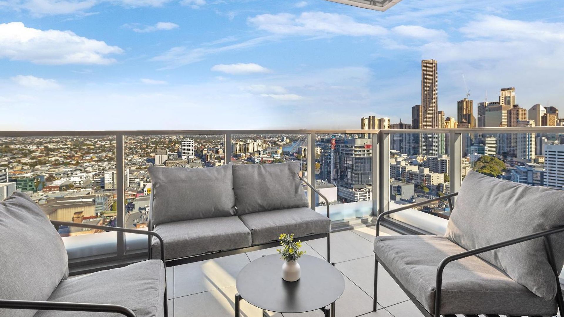 Luxe Sub-penthouse With Rooftop Pool And 2 Car Parks Apartment Brisbane