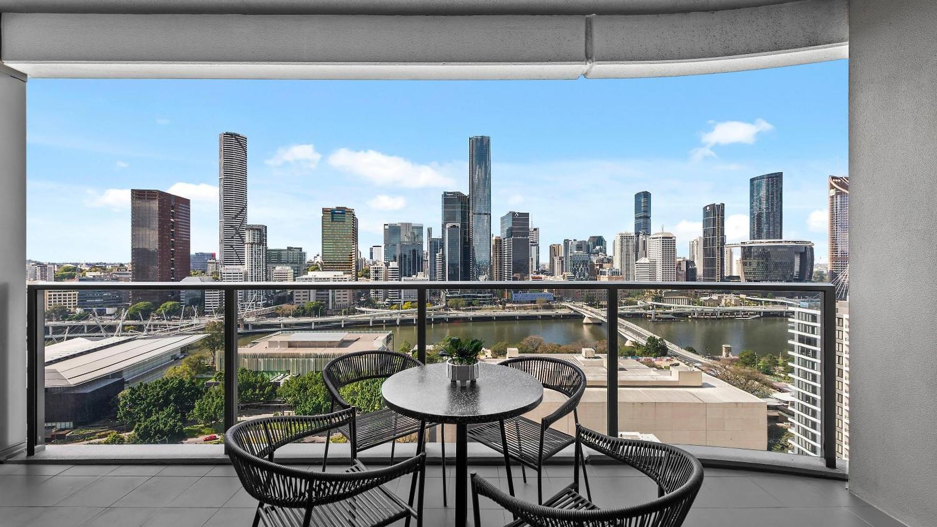 Stunning & River Views With Parking & Pool *