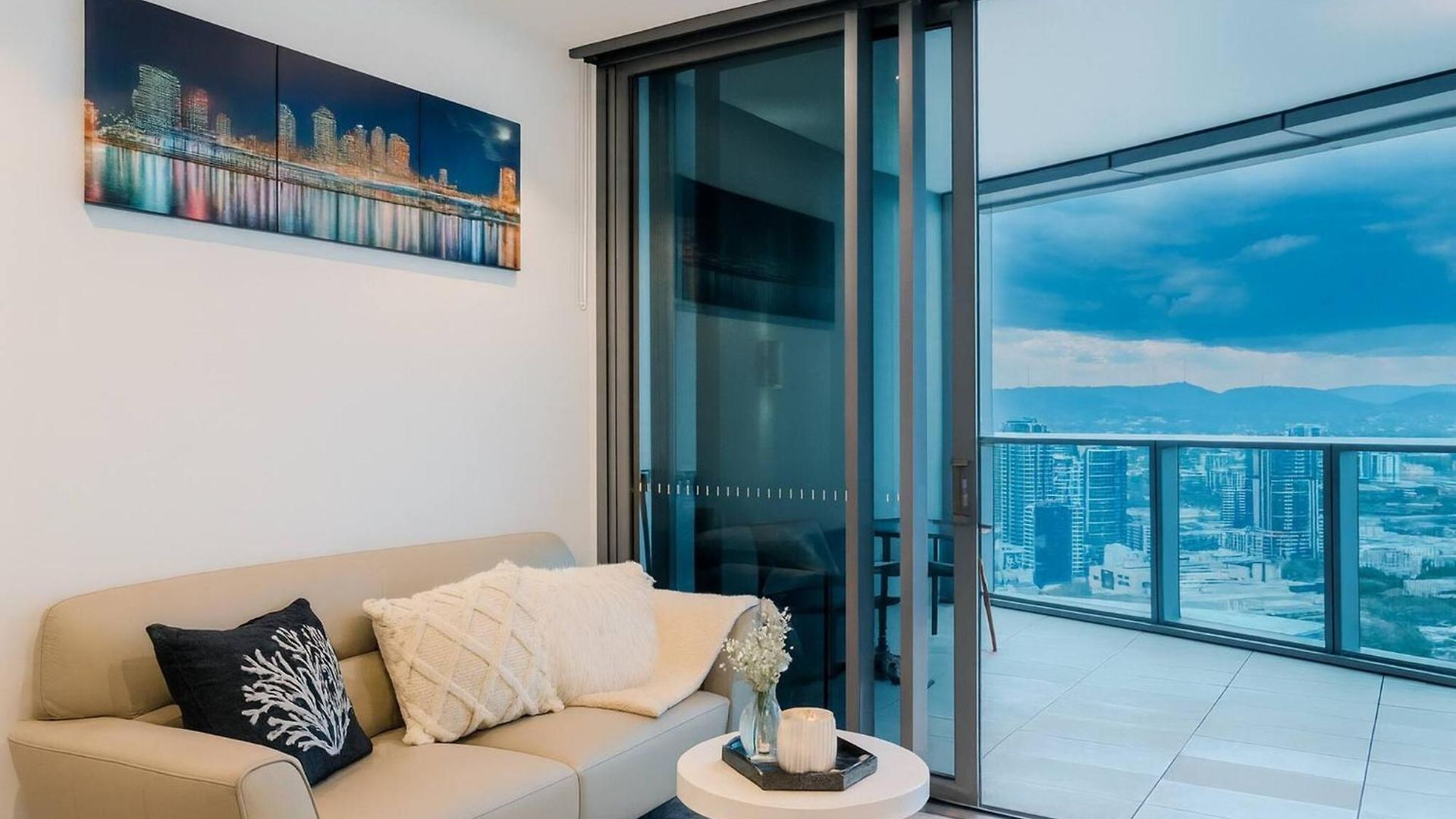 Apartment 2bedroom Gleaming Riverfront - View Free Carpark *