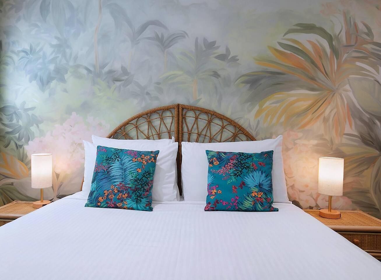 The Fish Bowl - Vibrant Riverside Escape With Pool