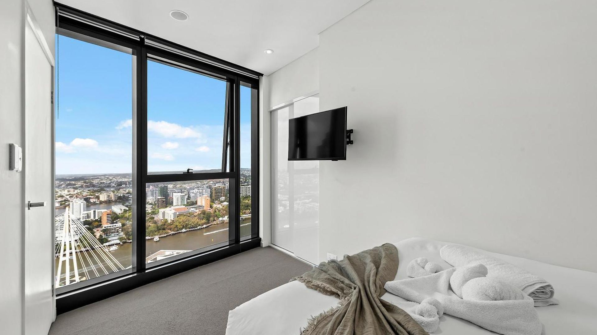 Sky - Cbd 2br With Stunning Views, Pool And Gym Apartment