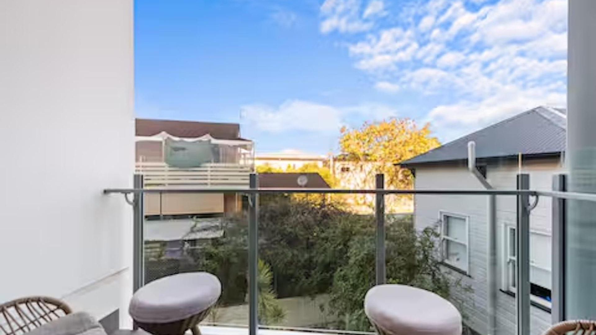 Apartment South 1br W-parking Wi-fi Dining *