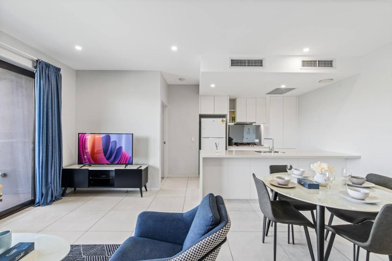 Stylish With Balcony Easy Access To Everywhere Apartment Brisbane