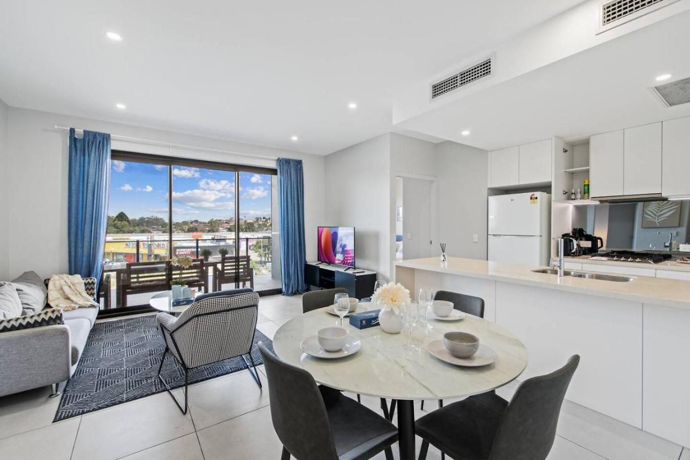 Stylish With Balcony Easy Access To Everywhere * Brisbane