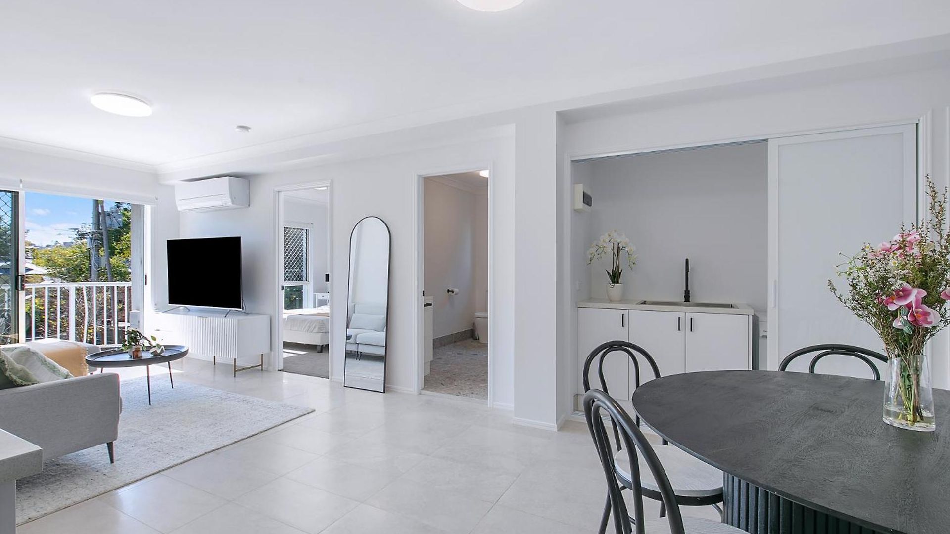 Spacious 3-bed Coorparoo Apartment *