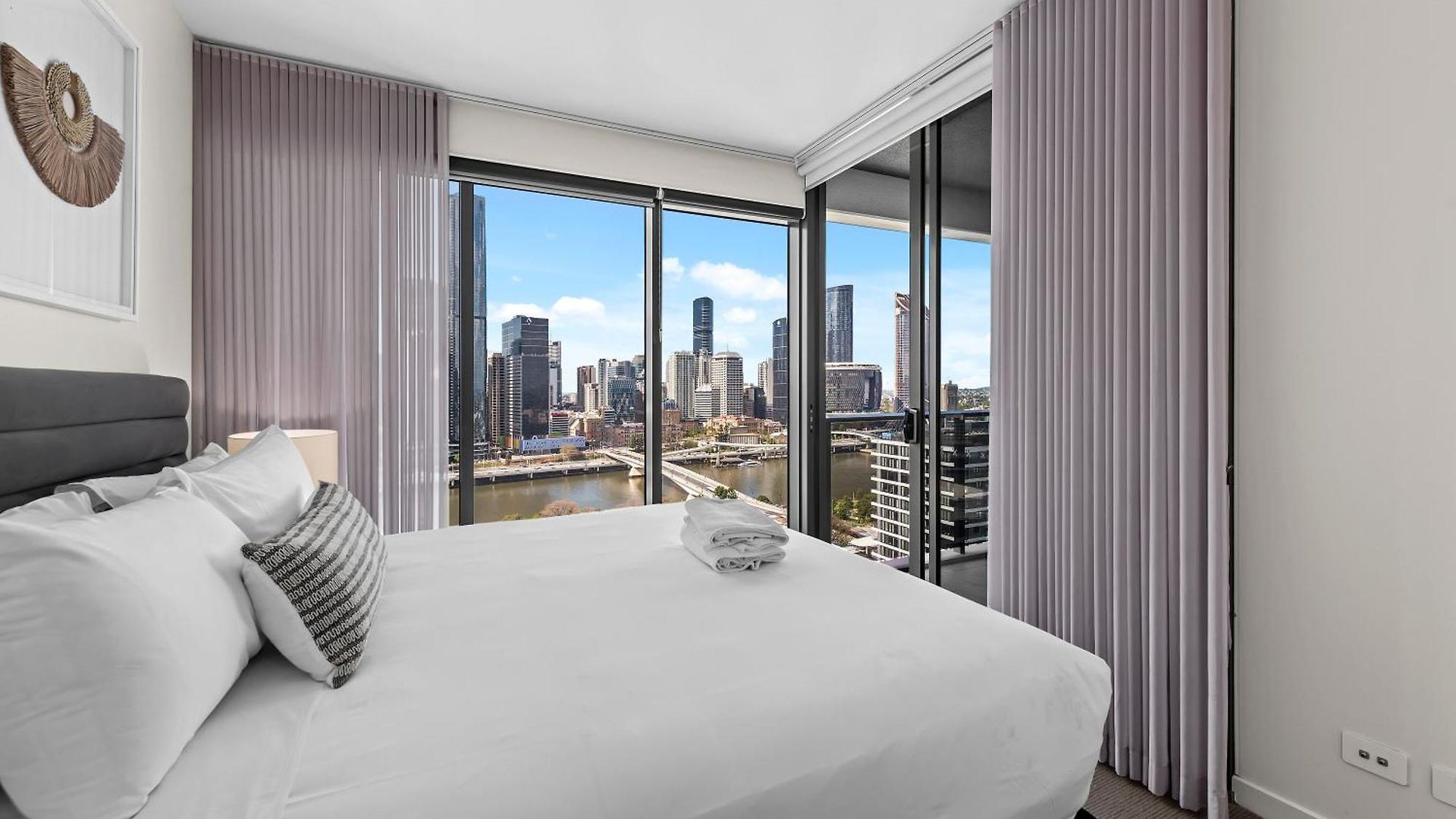 Apartment Stunning & River Views With Parking & Pool