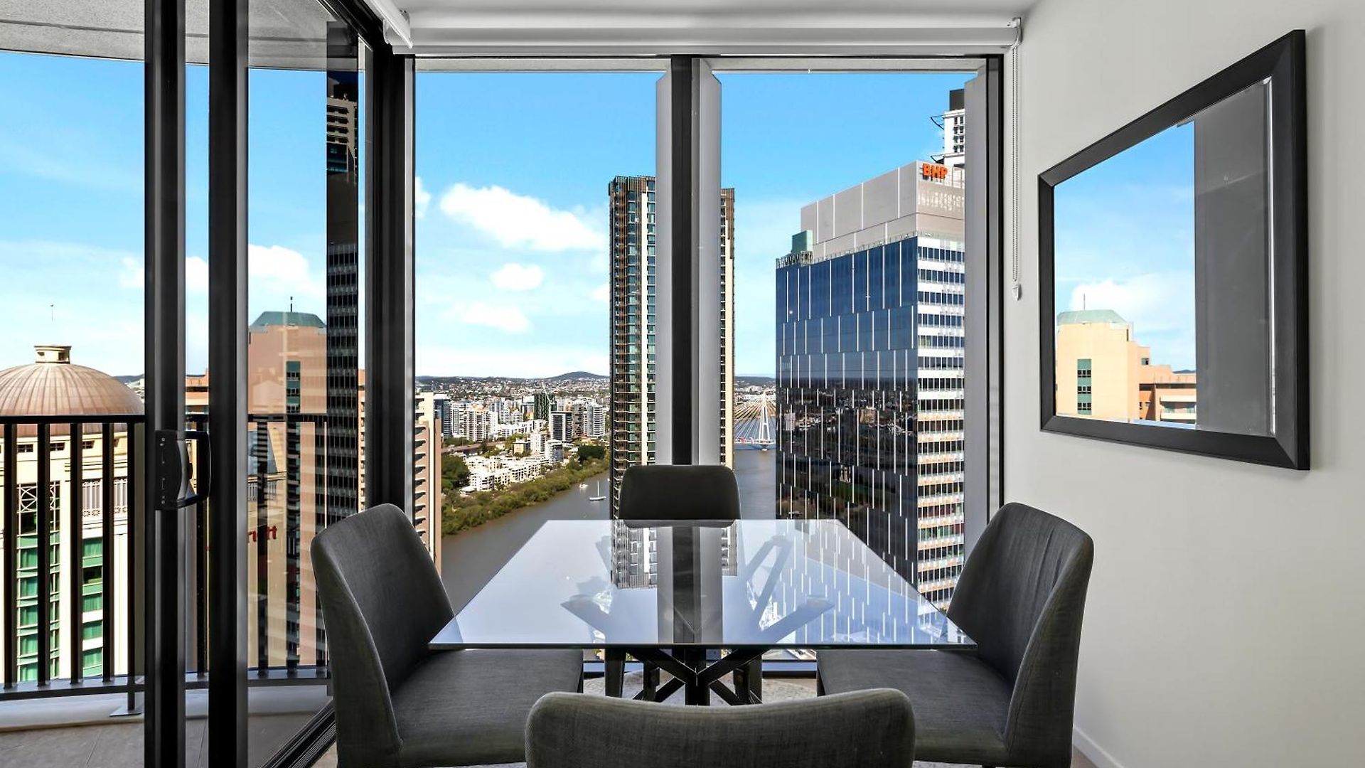 Center 1br With Views, Parking And 5 Star Rooftop Pool Apartment