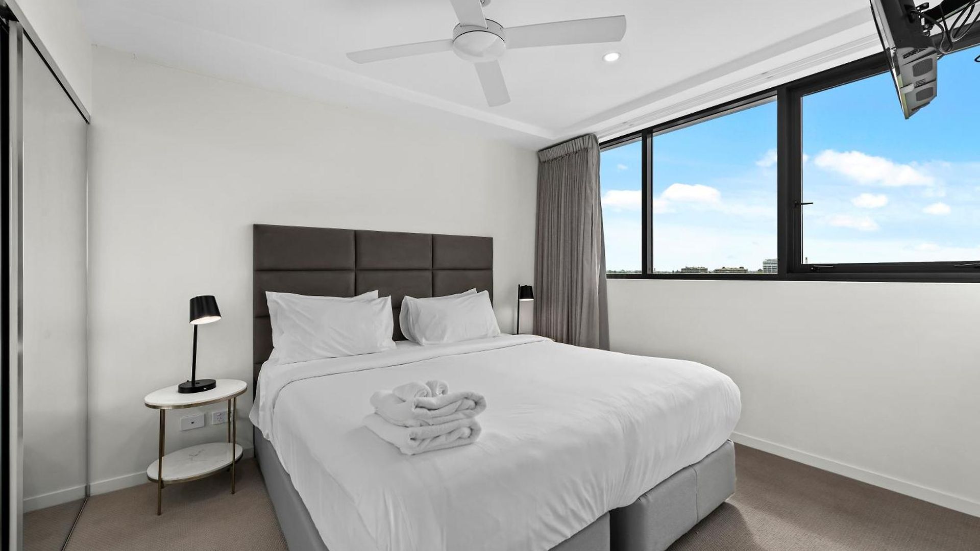 Riverside 1br With King Bed And Pool!