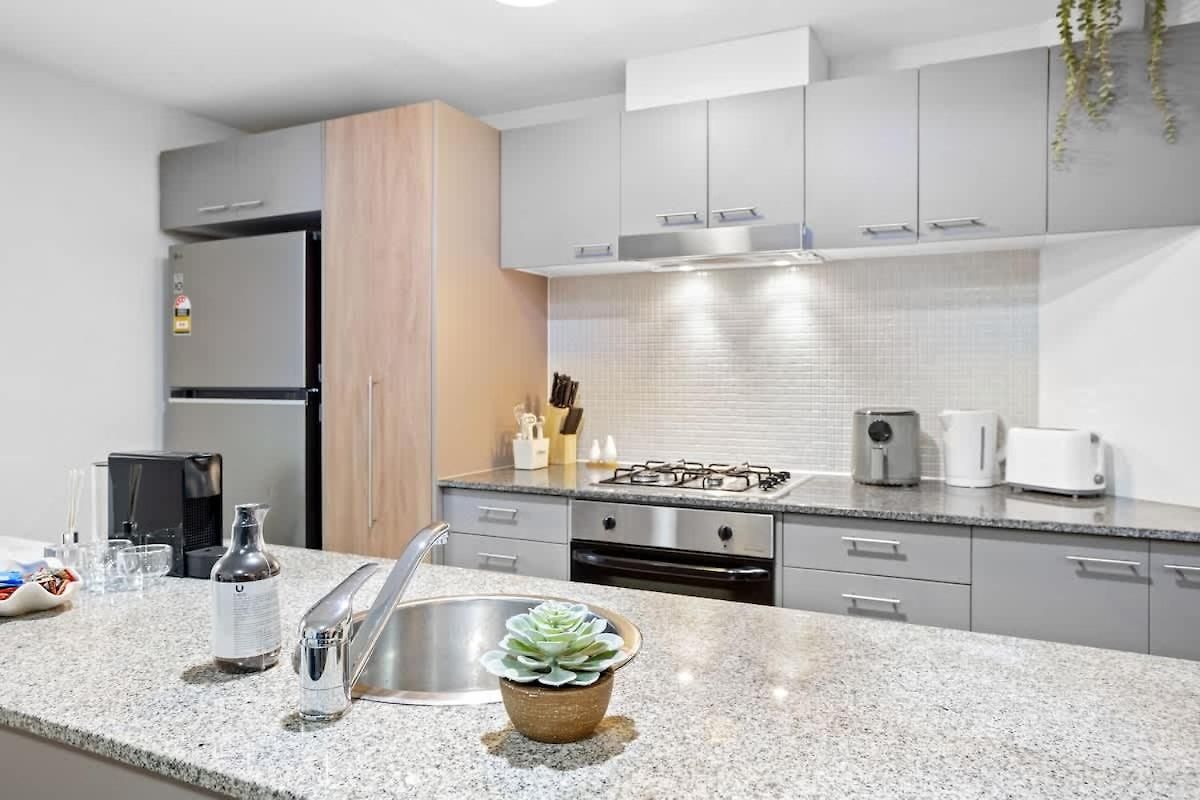 Modern 2br In Cbd Free Parking And Pool Apartment *
