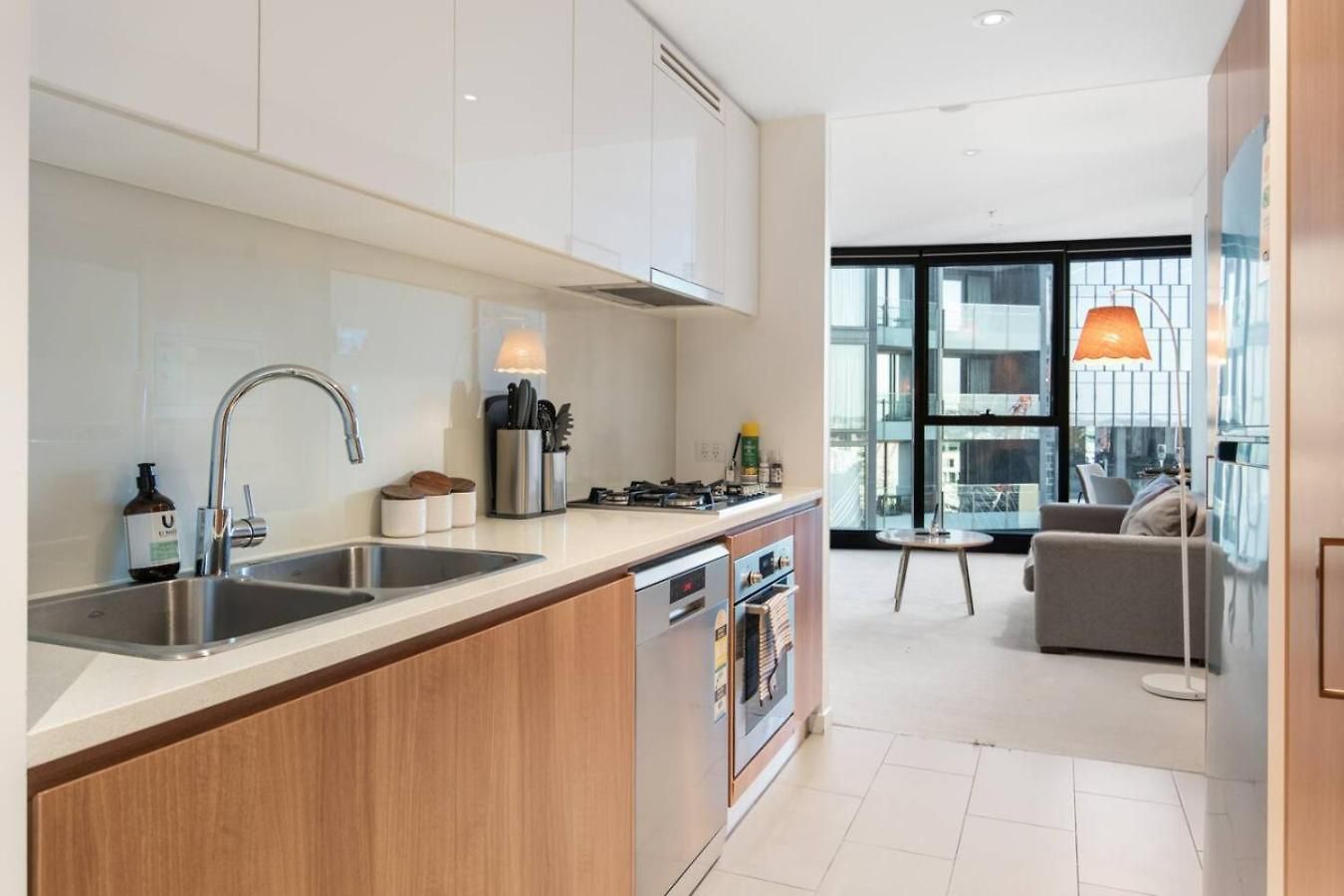 Apartment Sky Tower Elegance Balcony Gym Pool And Cbd Access
