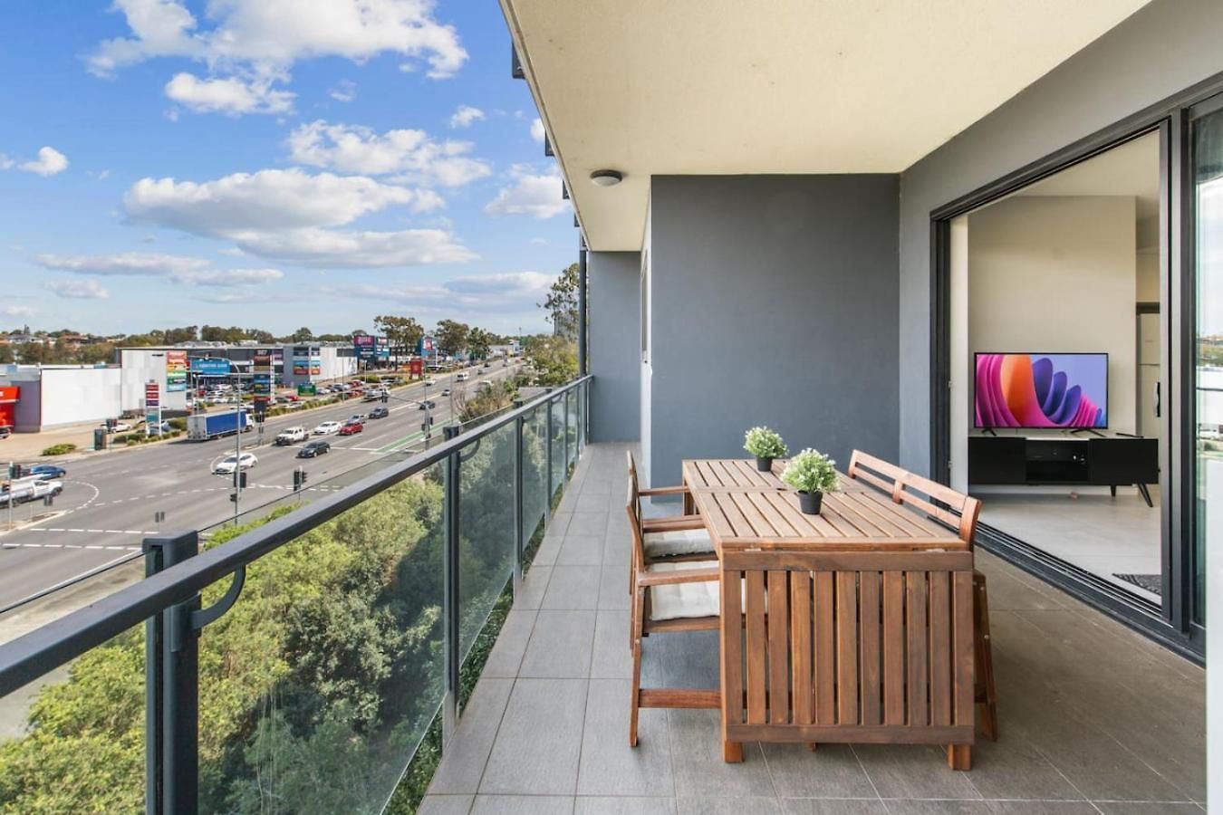 Stylish With Balcony Easy Access To Everywhere *