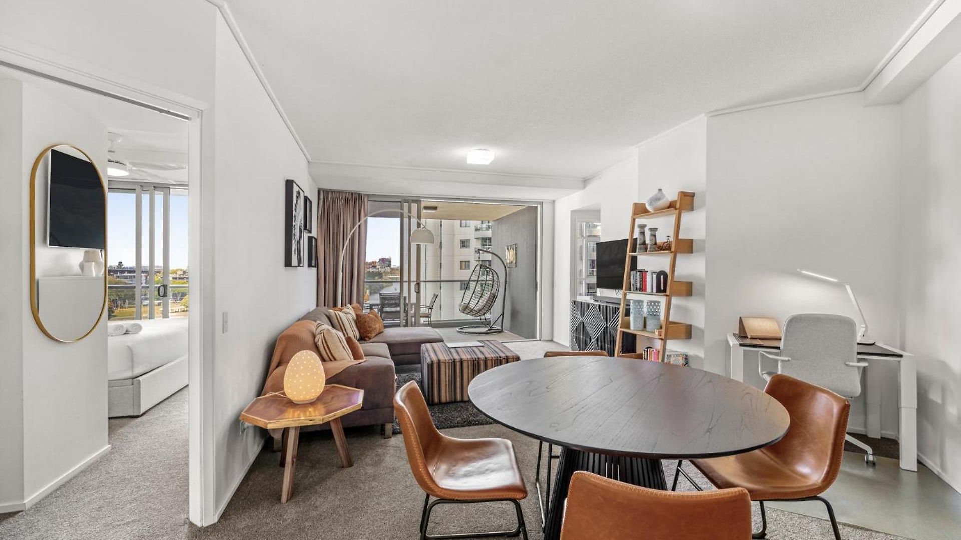 River Views 2 Bed 2 Bath Secure Parking Apartment