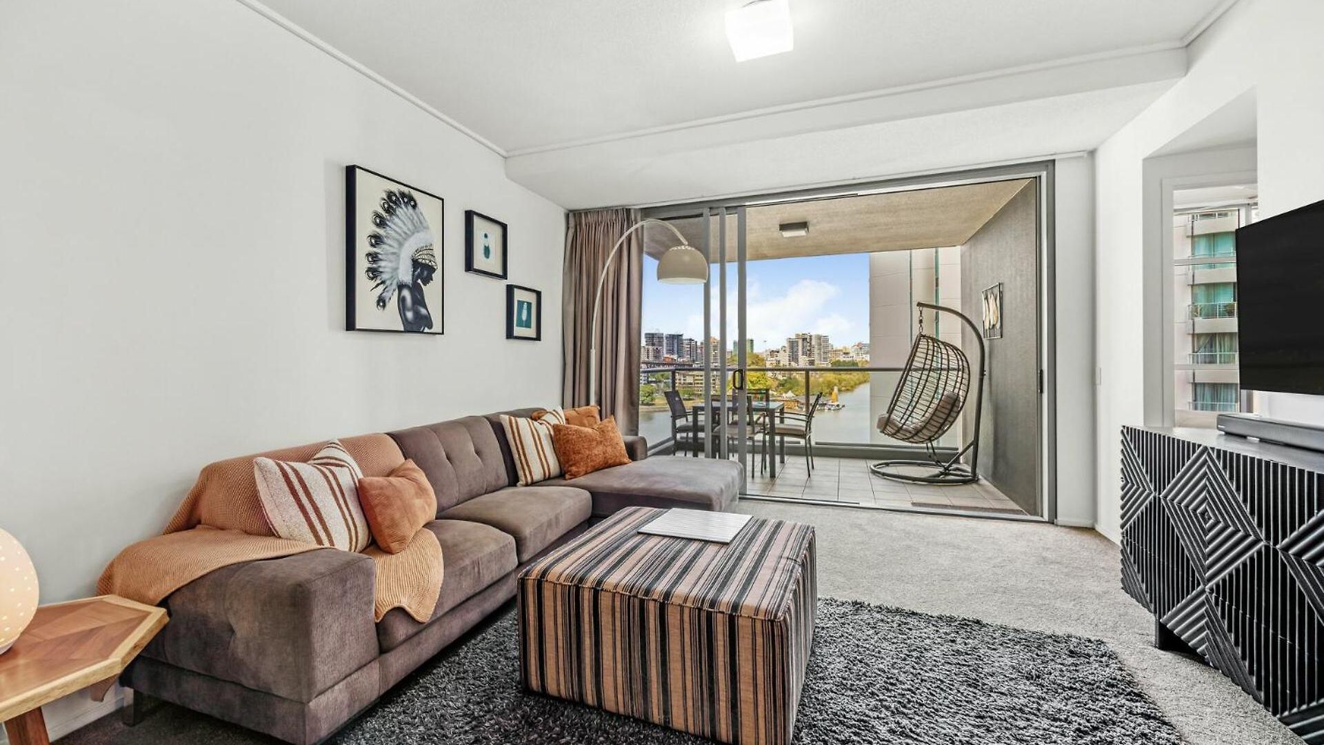 Apartment River Views 2 Bed 2 Bath Secure Parking *