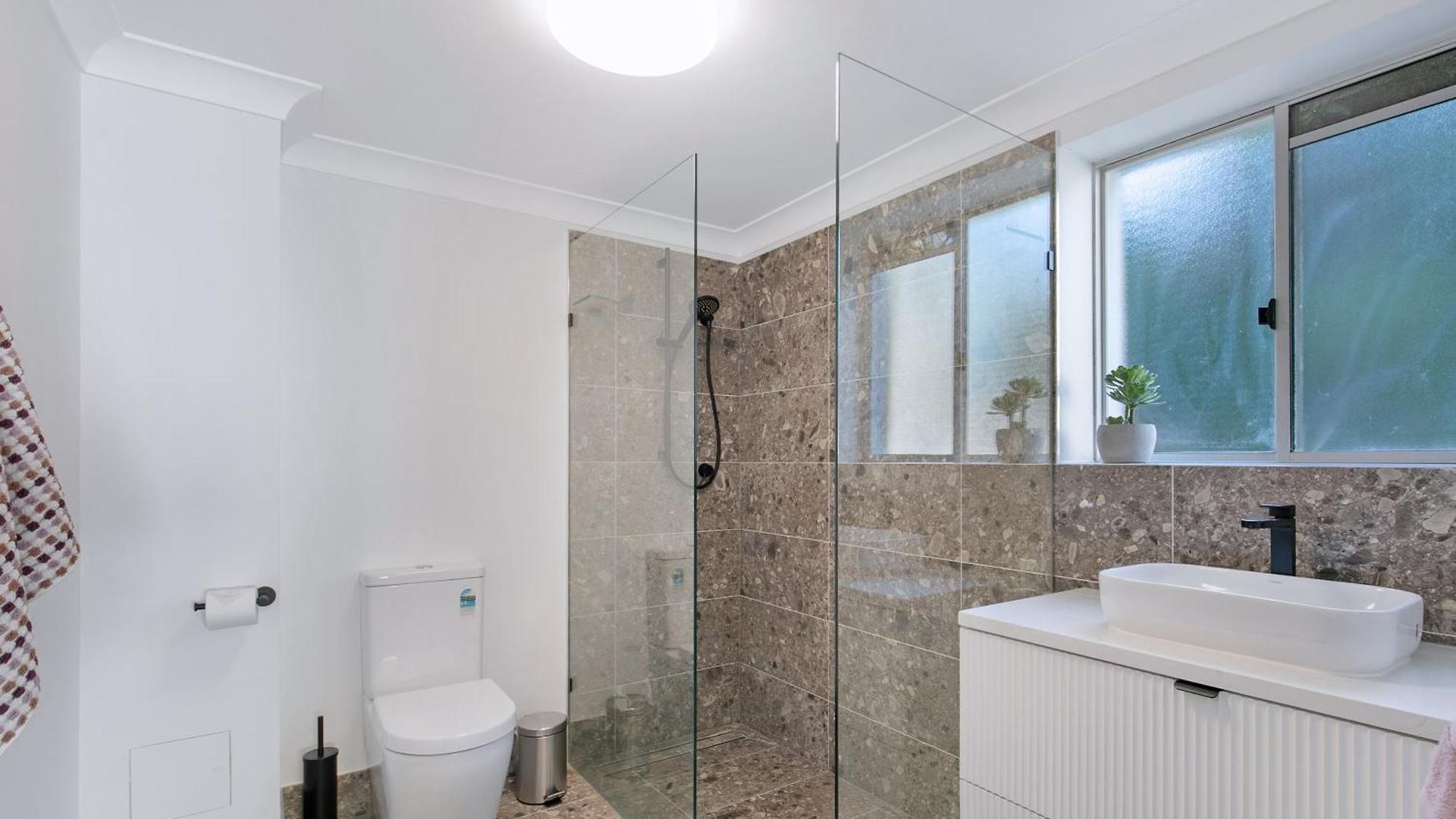 Spacious 3-bed Coorparoo Apartment *