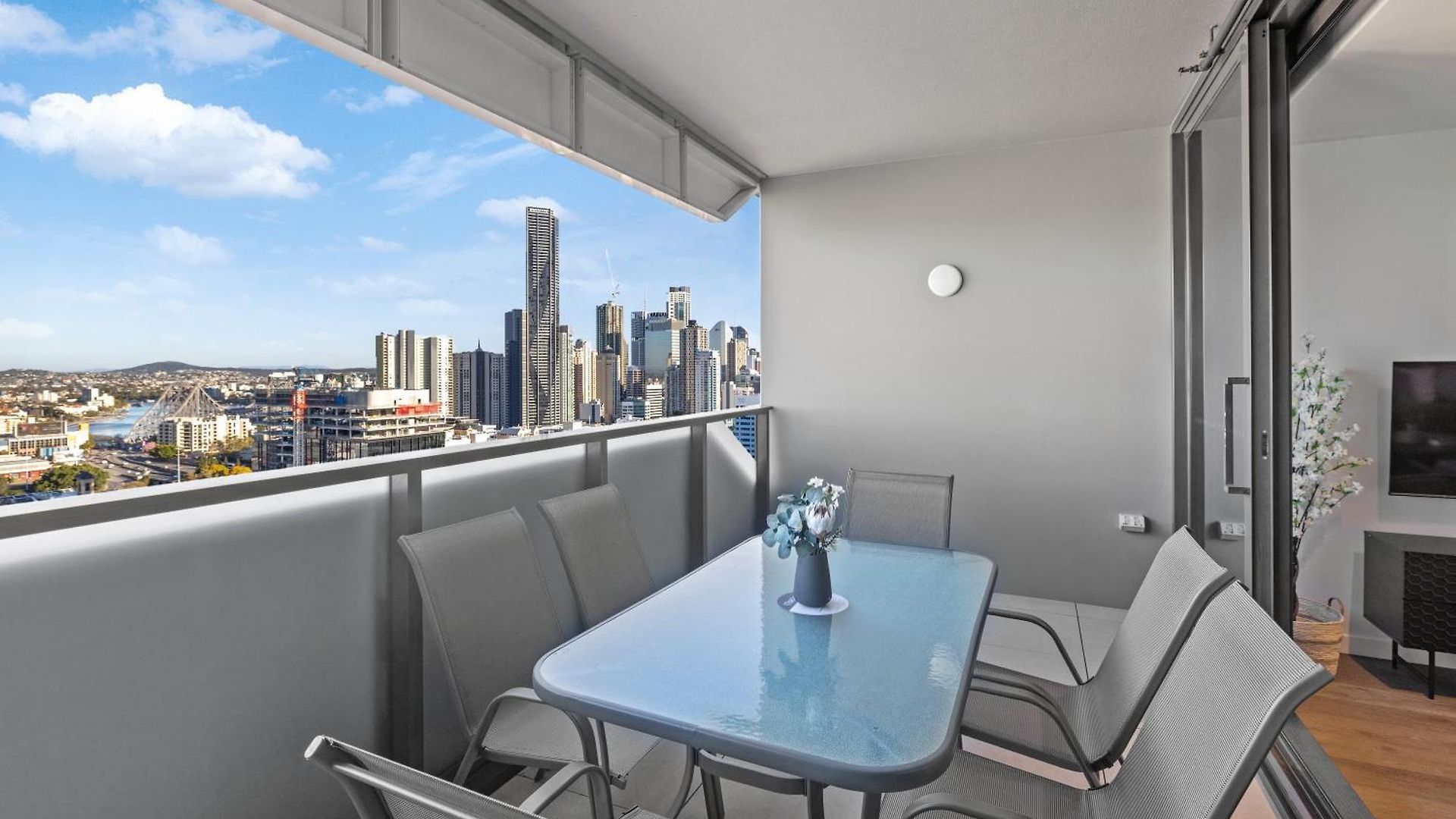 Luxe Sub-penthouse With Rooftop Pool And 2 Car Parks Apartment