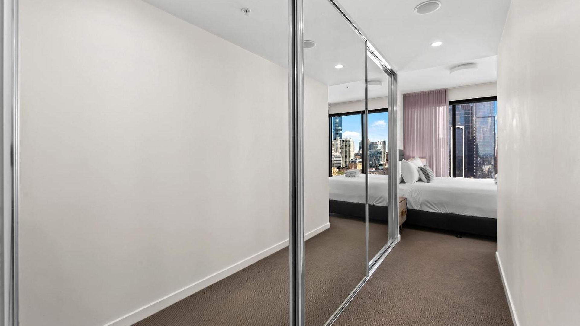 Stunning & River Views With Parking & Pool Apartment Brisbane