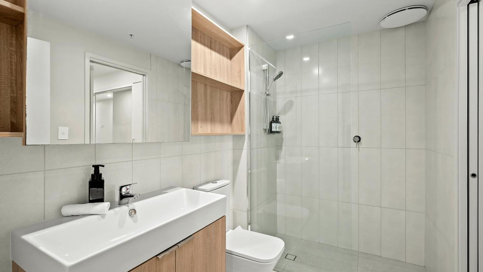 Center 1br With Views, Parking And 5 Star Rooftop Pool Apartment Brisbane