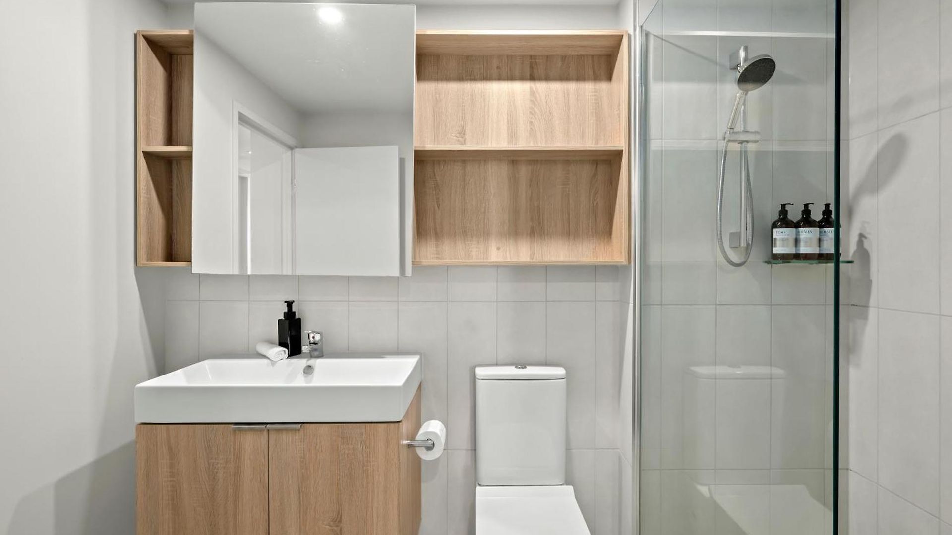Center 1br With Views, Parking And 5 Star Rooftop Pool Apartment