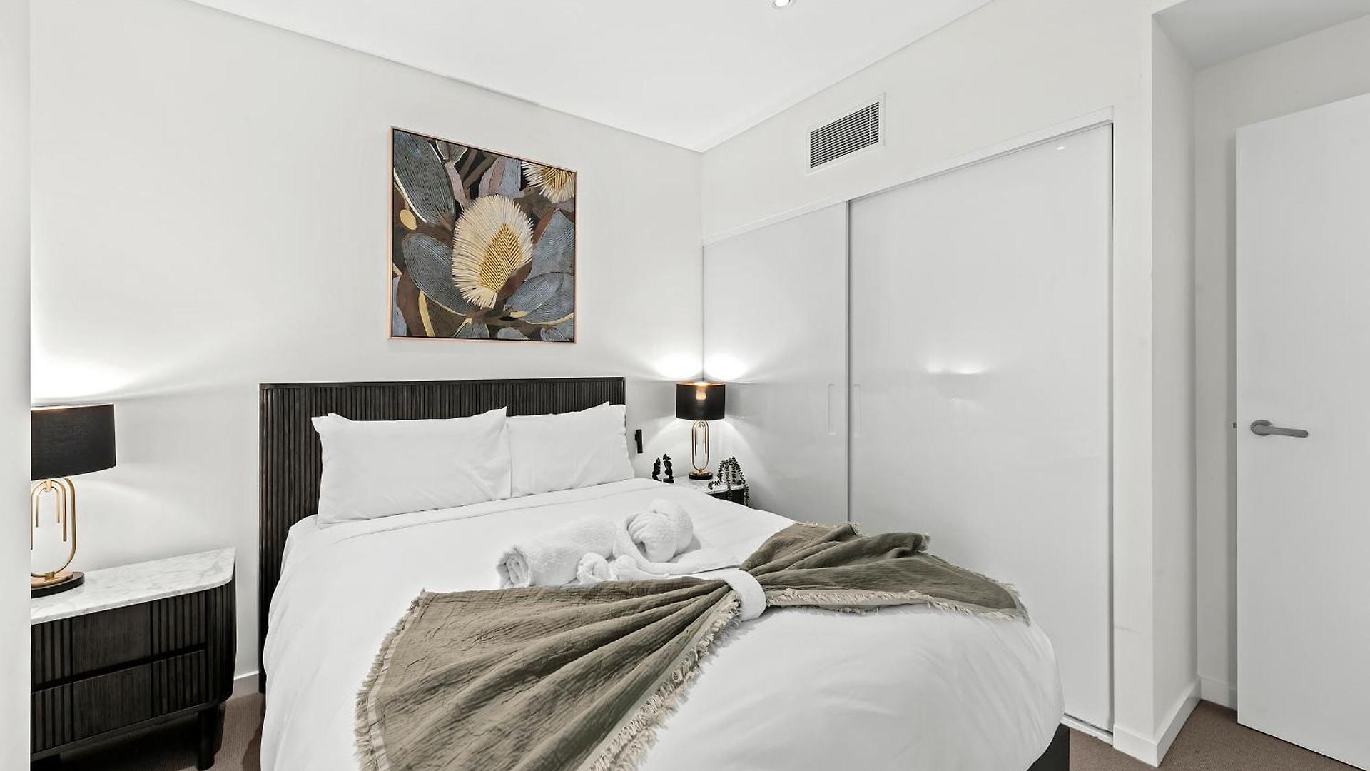 Sky - Cbd 2br With Stunning Views, Pool And Gym