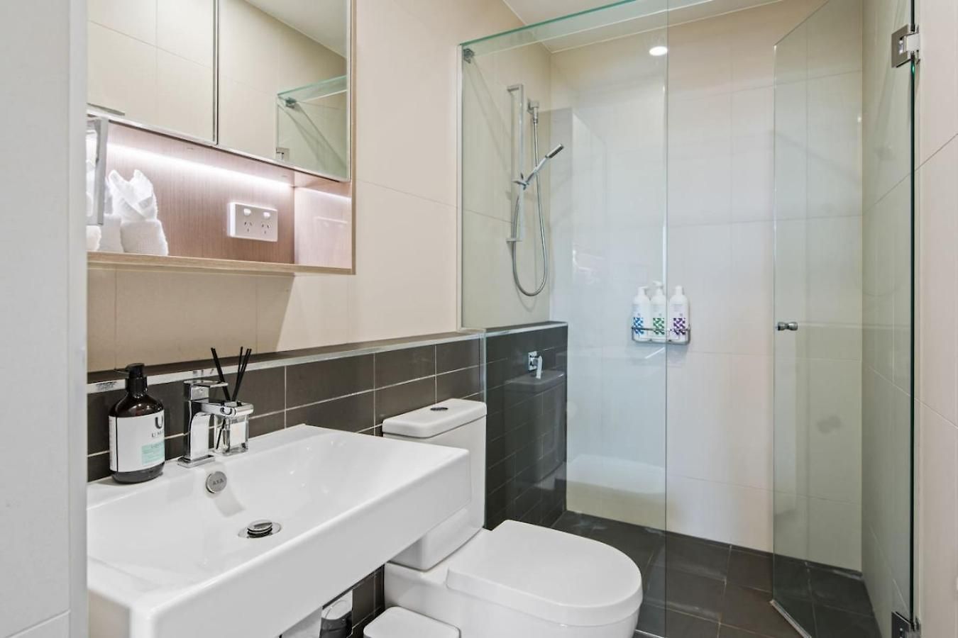Stylish With Balcony Easy Access To Everywhere Apartment