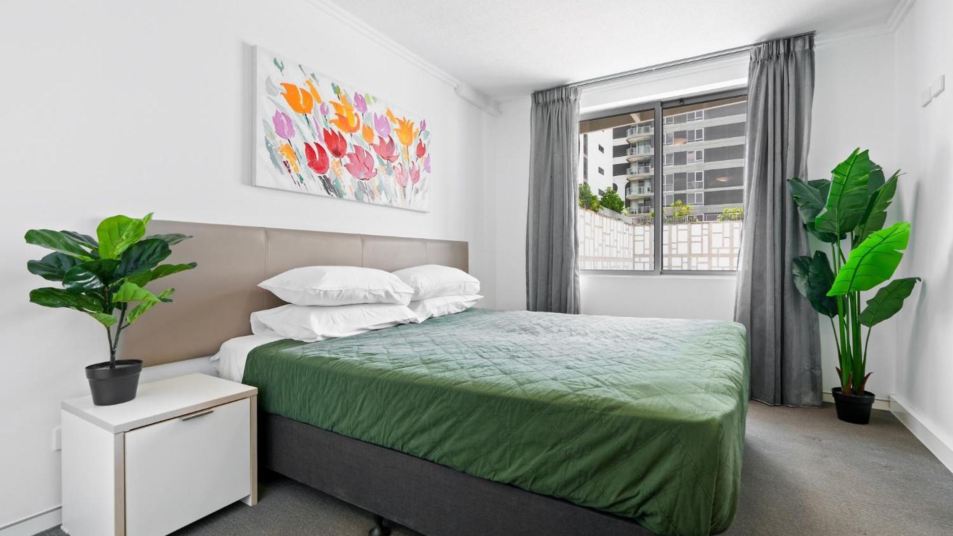 Stylish 1-bed In Vibrant South Apartment *