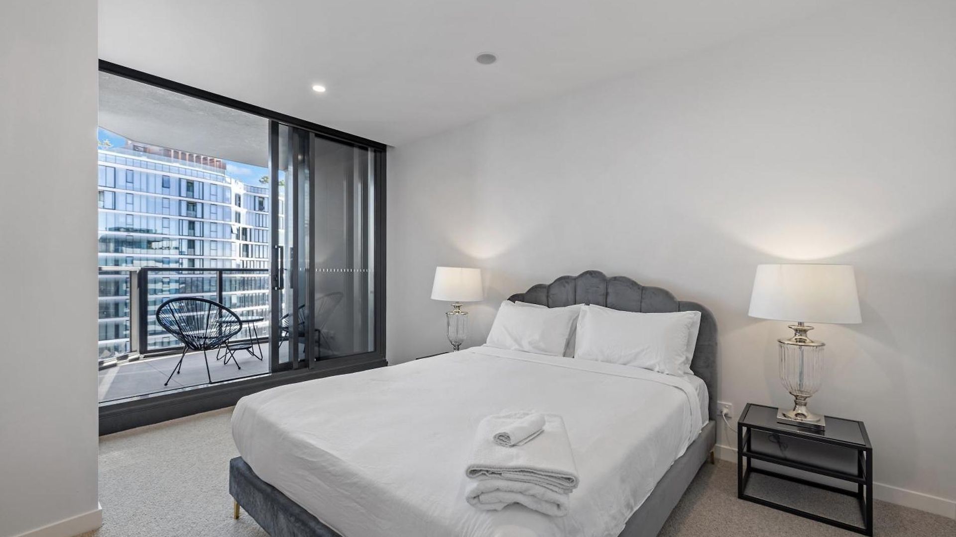 Luxe Sub-penthouse With Rooftop Pool And 2 Car Parks *