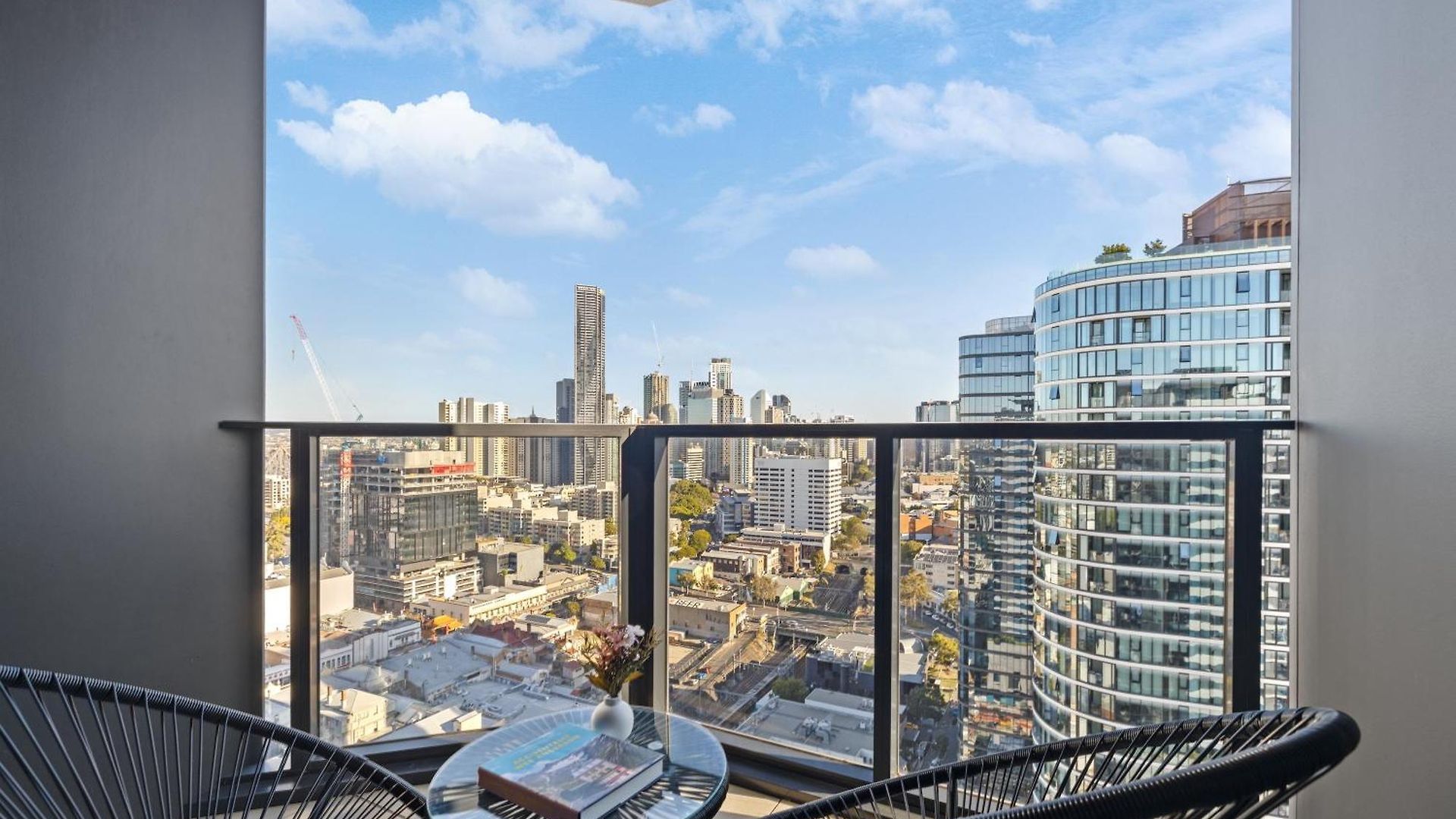 Luxe Sub-penthouse With Rooftop Pool And 2 Car Parks *