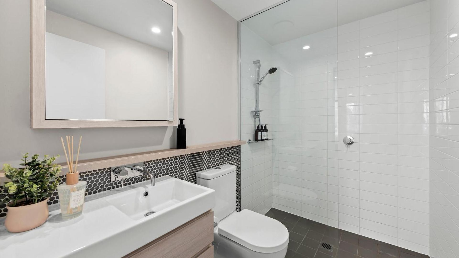 Stunning & River Views With Parking & Pool *