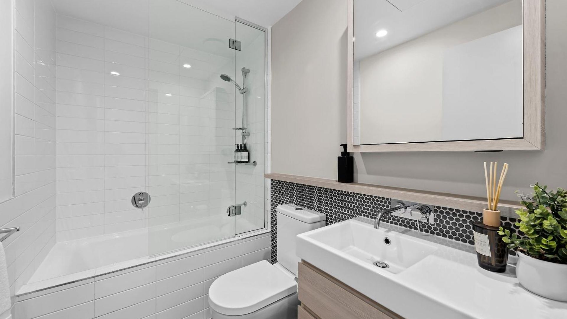 Stunning & River Views With Parking & Pool *