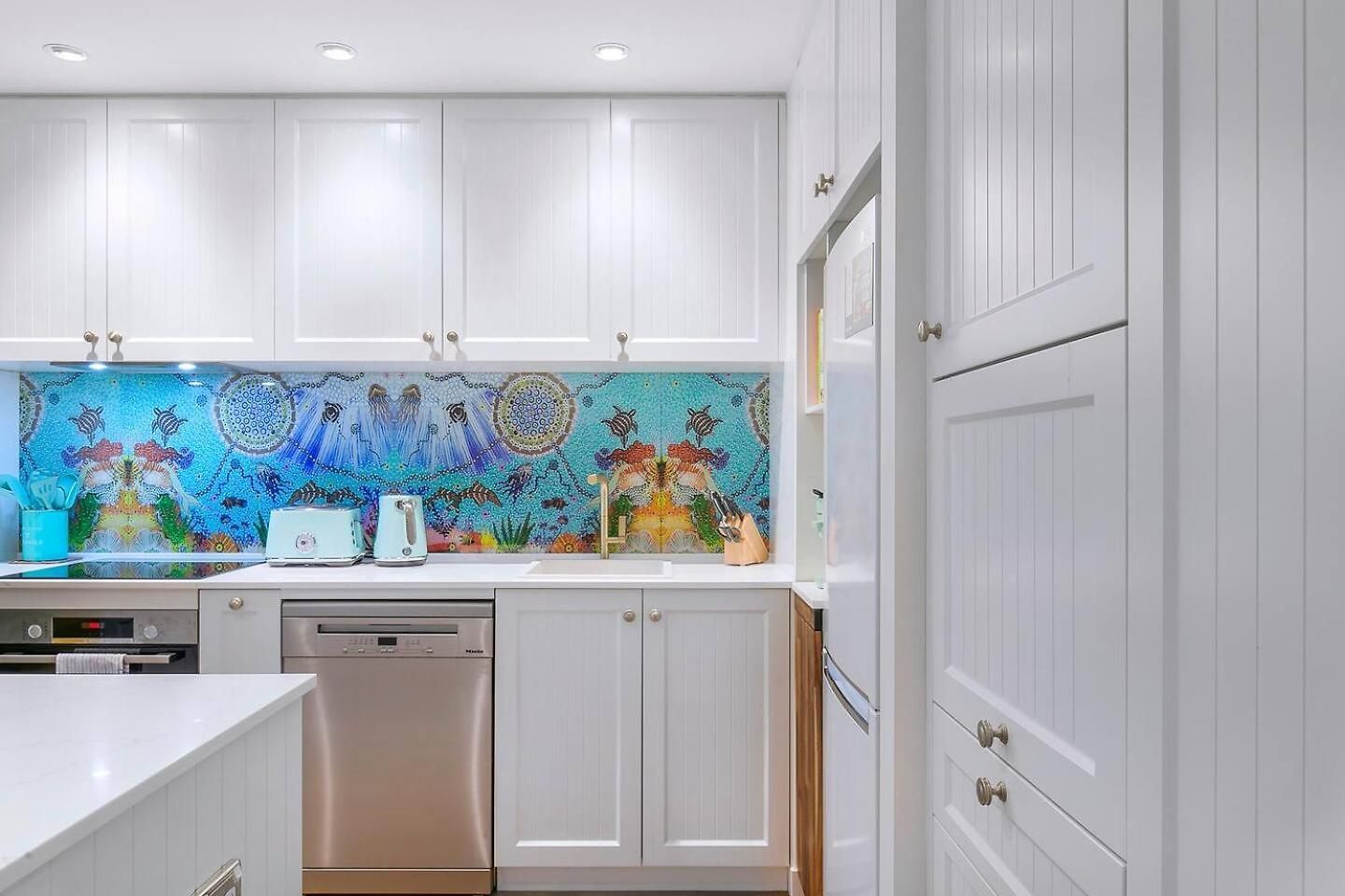 The Fish Bowl - Vibrant Riverside Escape With Pool Apartment