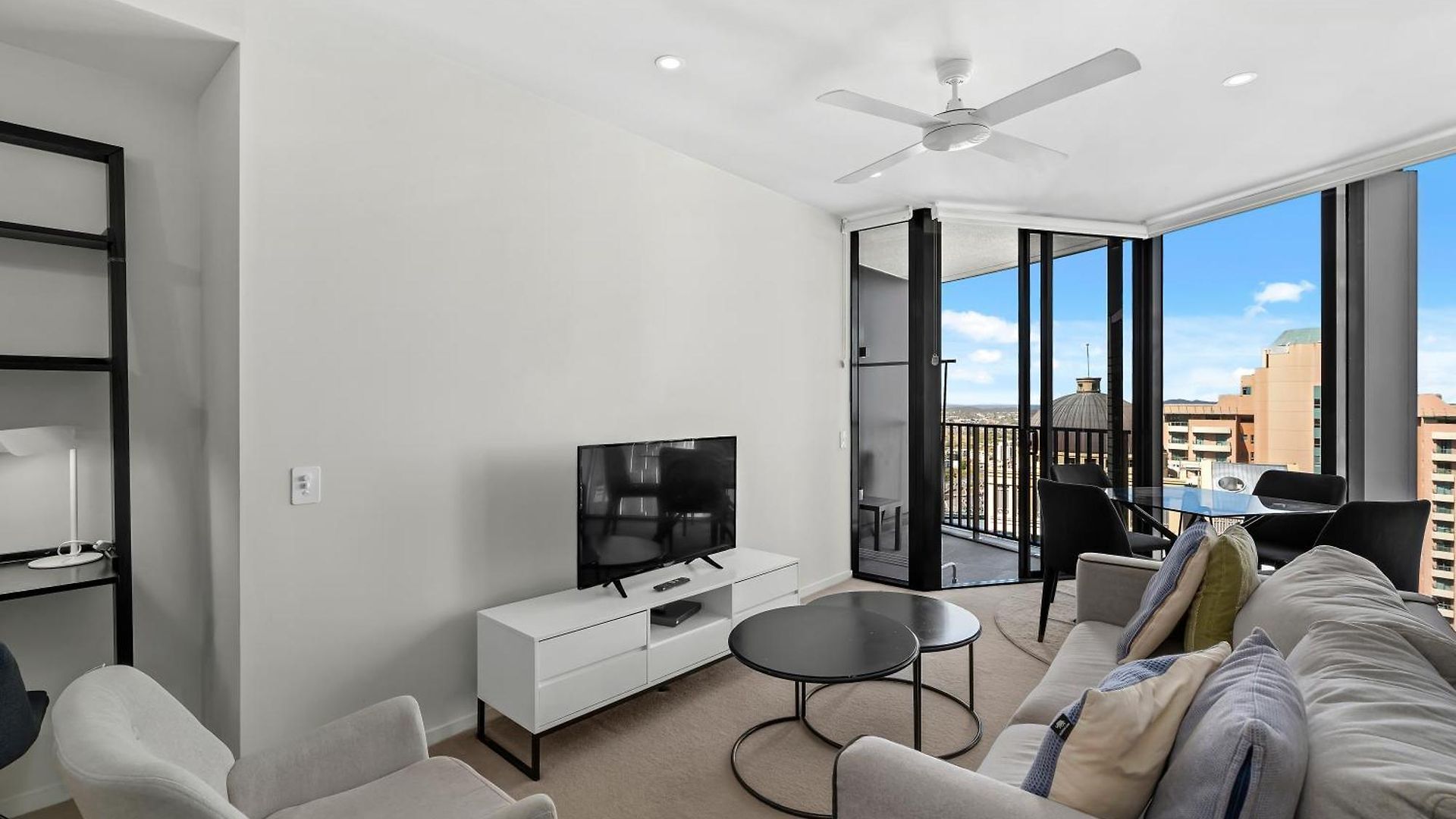 Center 1br With Views, Parking And 5 Star Rooftop Pool *