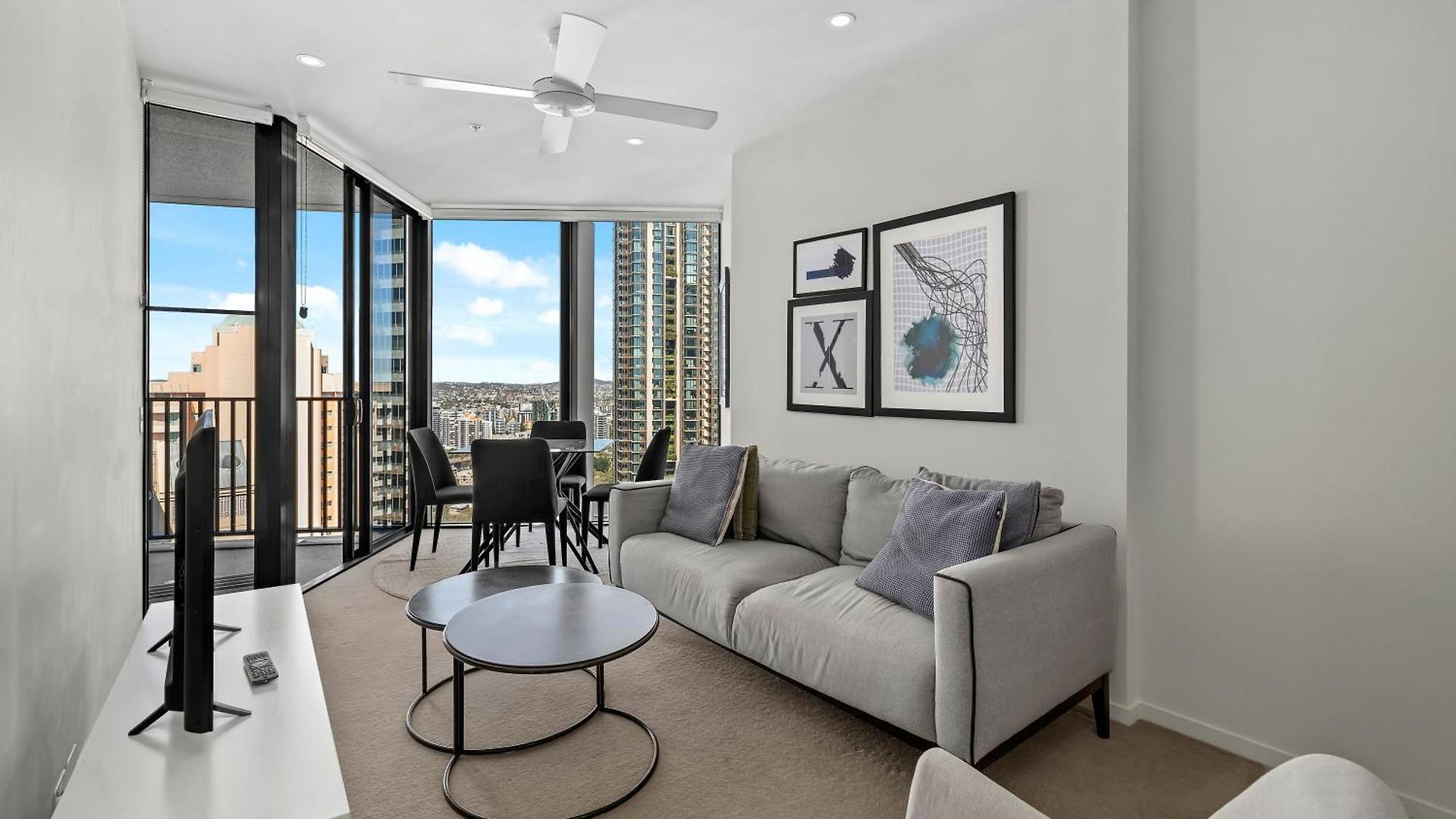 Center 1br With Views, Parking And 5 Star Rooftop Pool *
