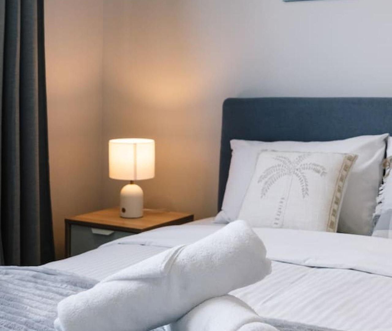 Stylish With Balcony Easy Access To Everywhere Apartment *