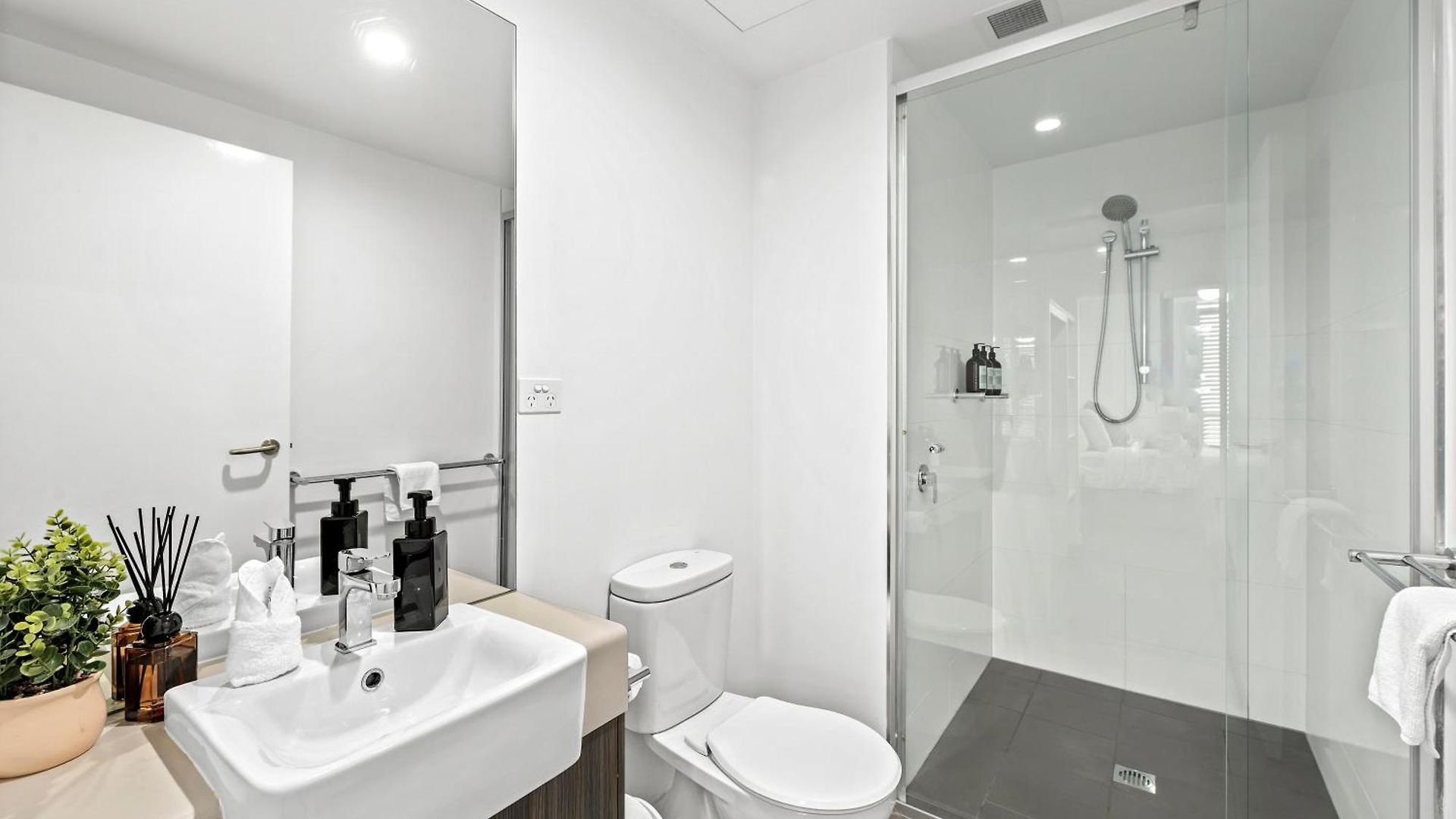 Bright And Stylish 2br With Spacious Balcony And Wifi