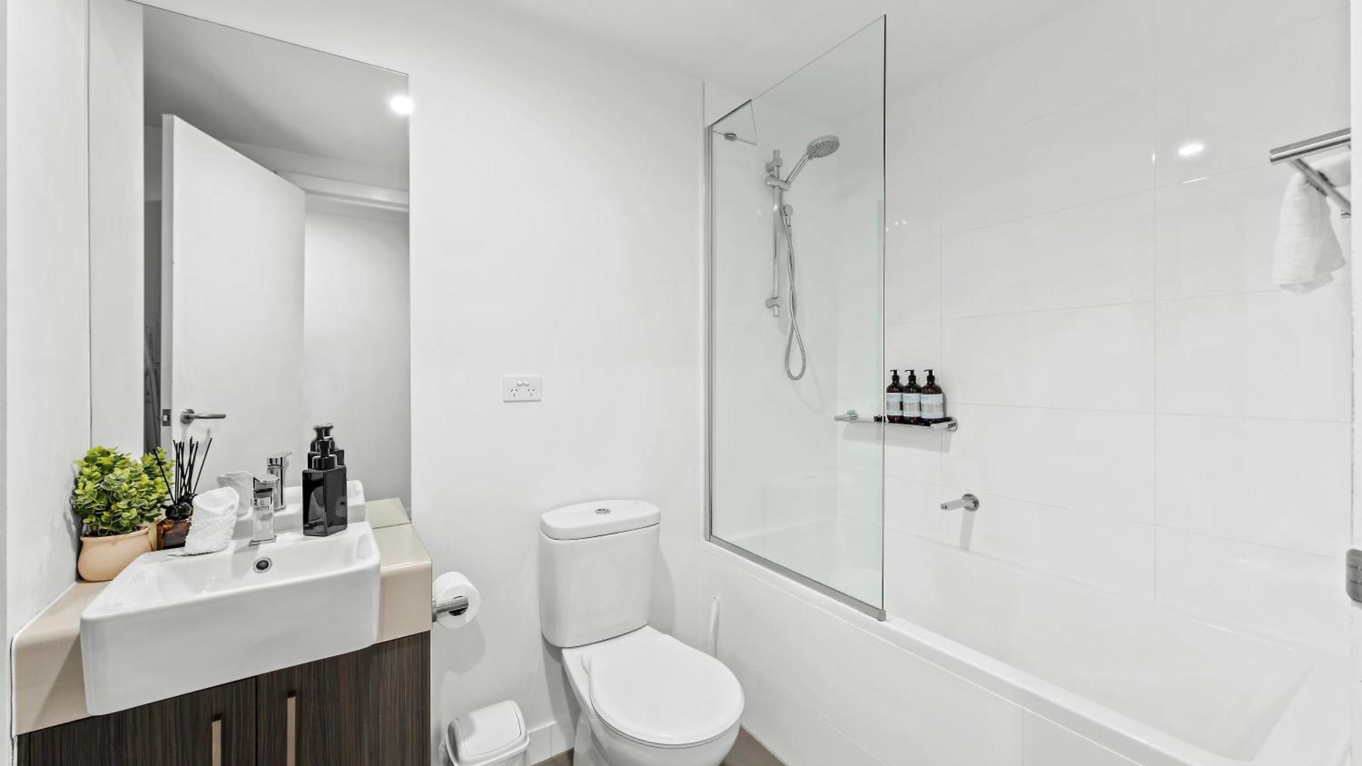 Apartment Bright And Stylish 2br With Spacious Balcony And Wifi