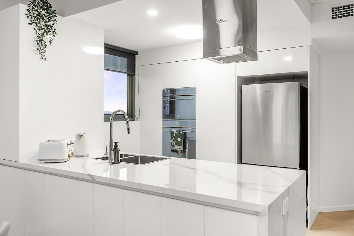 Amazing 2bed-2bath-1car-balcony-views - Cbd Apartment *