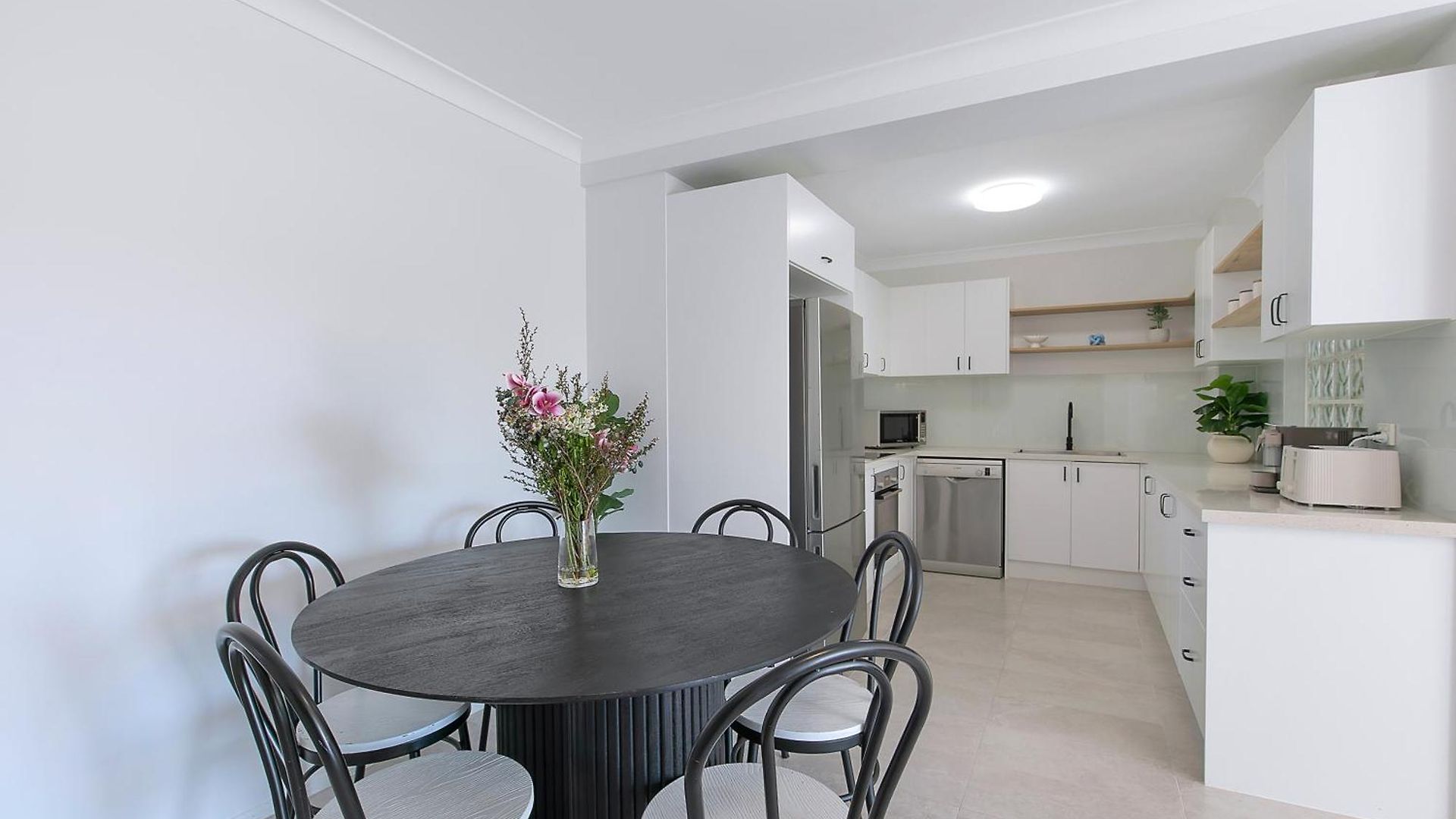 Spacious 3-bed Coorparoo Apartment Brisbane