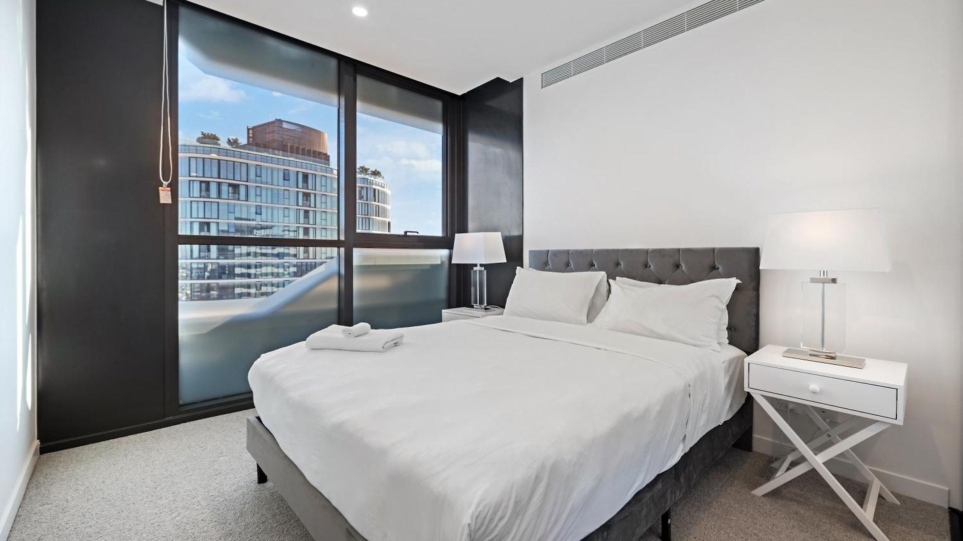 Luxe Sub-penthouse With Rooftop Pool And 2 Car Parks Brisbane