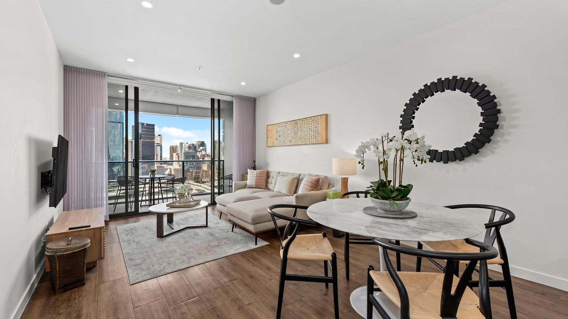 Stunning & River Views With Parking & Pool Apartment