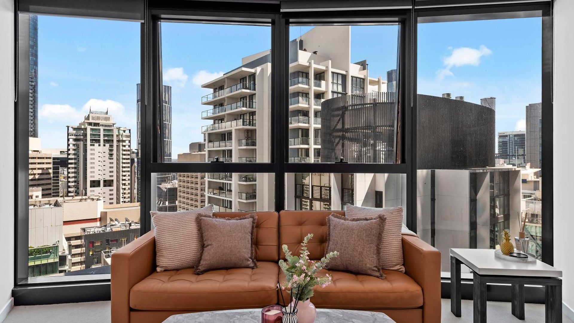 Stunning 2br - Tallest Building In Cbd Pool, Gym Apartment
