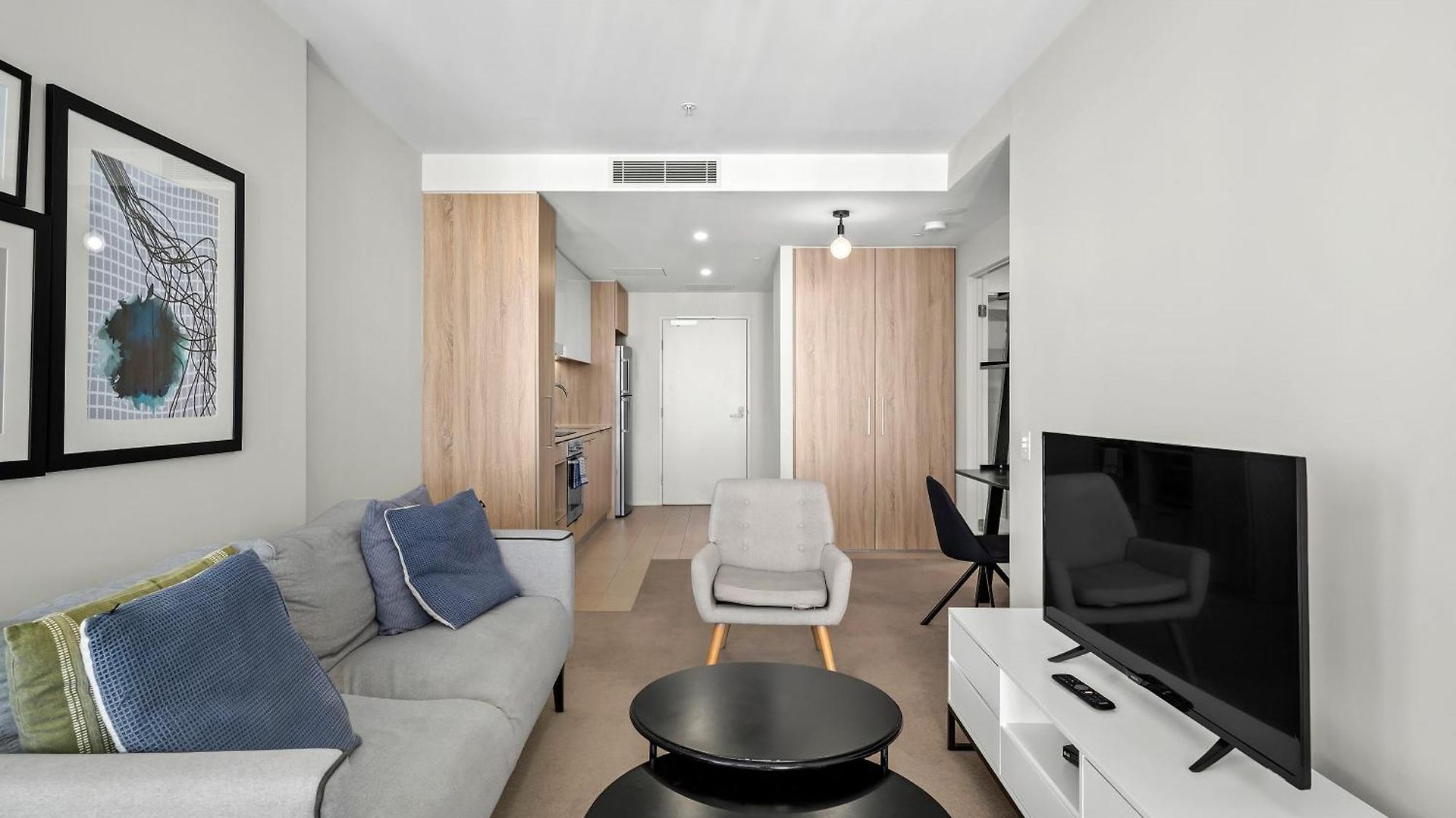 Apartment Center 1br With Views, Parking And 5 Star Rooftop Pool *
