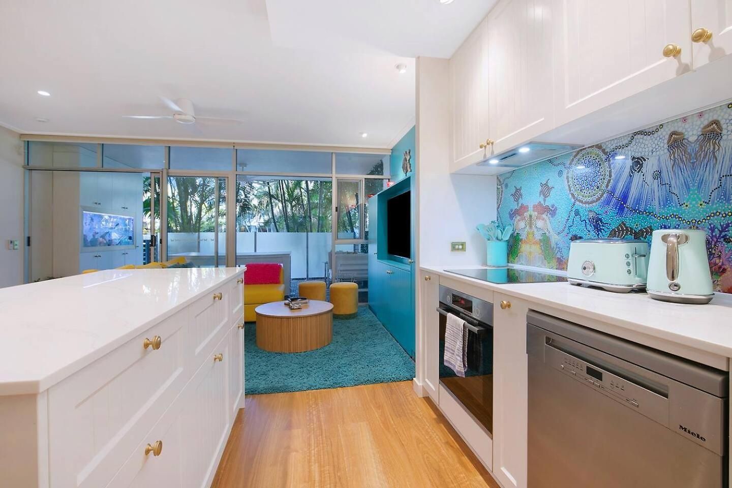 The Fish Bowl - Vibrant Riverside Escape With Pool *