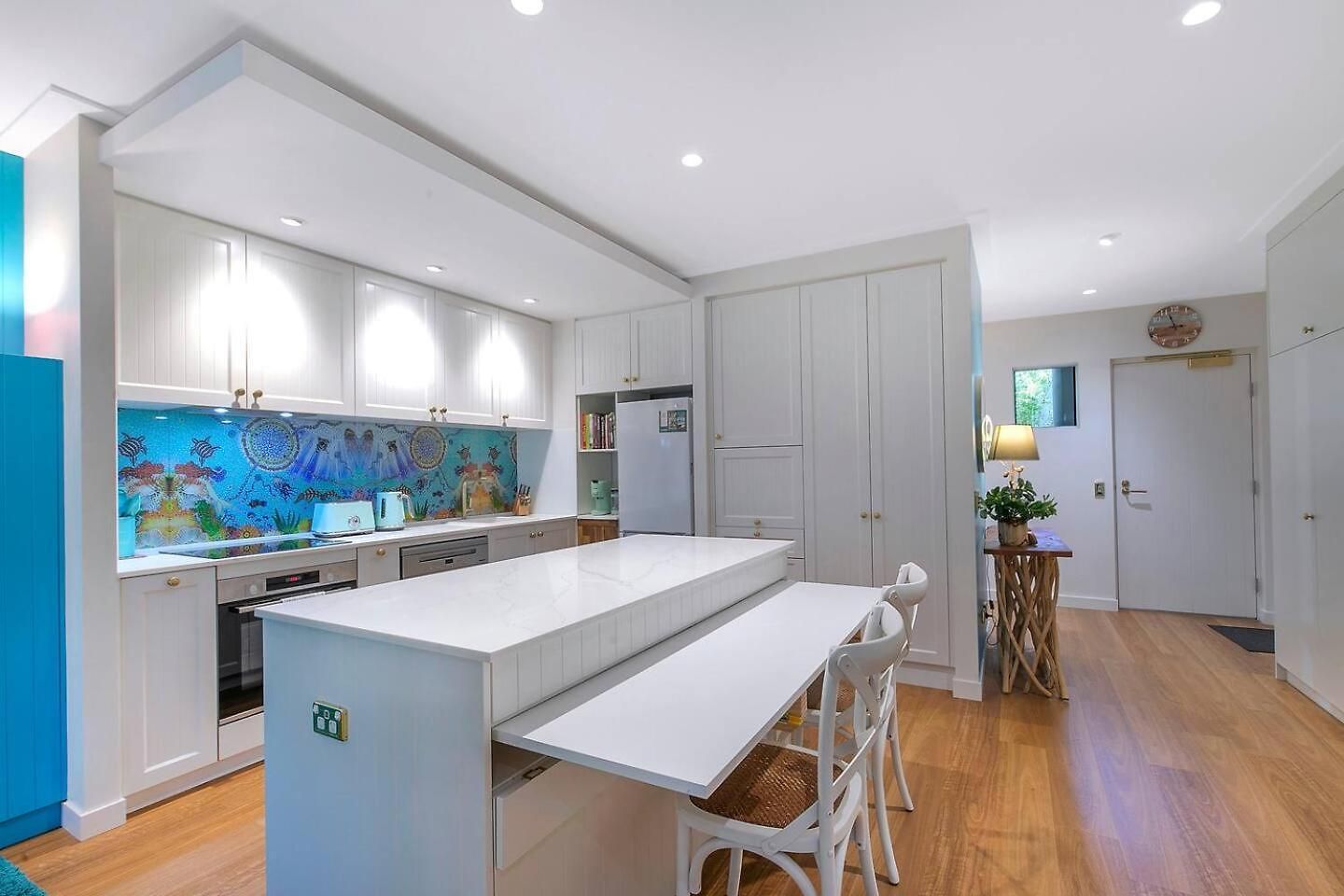 The Fish Bowl - Vibrant Riverside Escape With Pool Apartment *