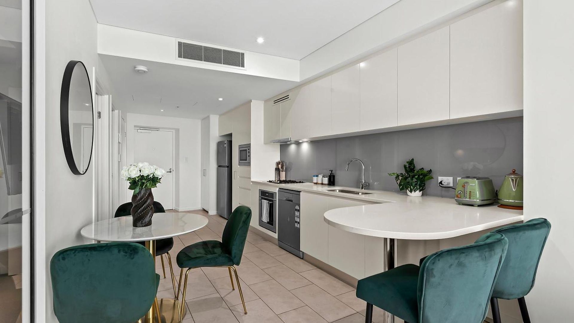 Sky - Cbd 2br With Stunning Views, Pool And Gym *