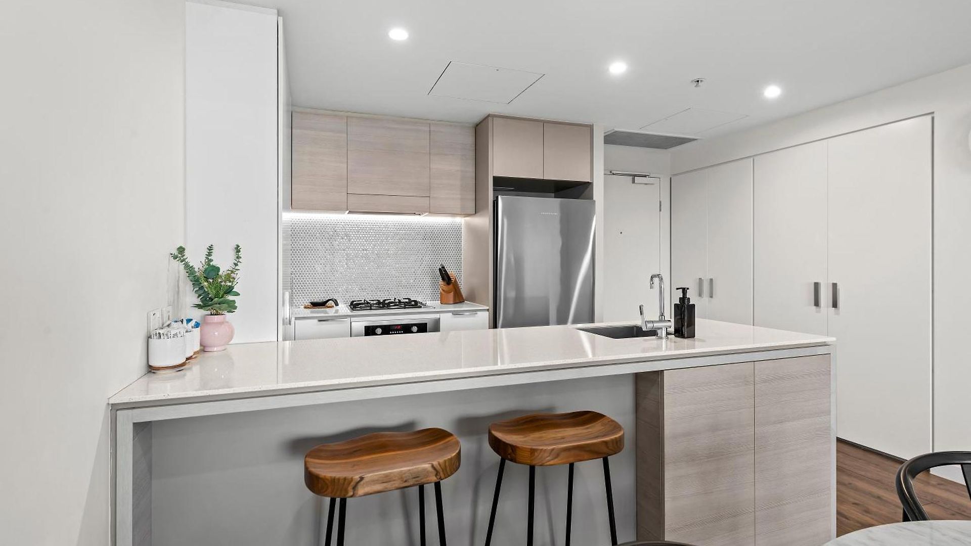 Apartment Stunning & River Views With Parking & Pool *